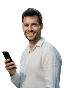 Mosolygós férfi mobiltelefonnal.