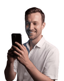 Mosolygós férfi mobiltelefonnal.