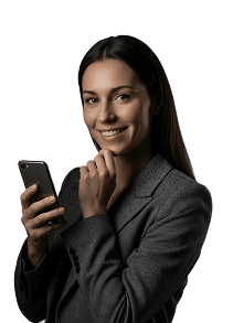 Mosolygós elegáns nő mobiltelefonnal.