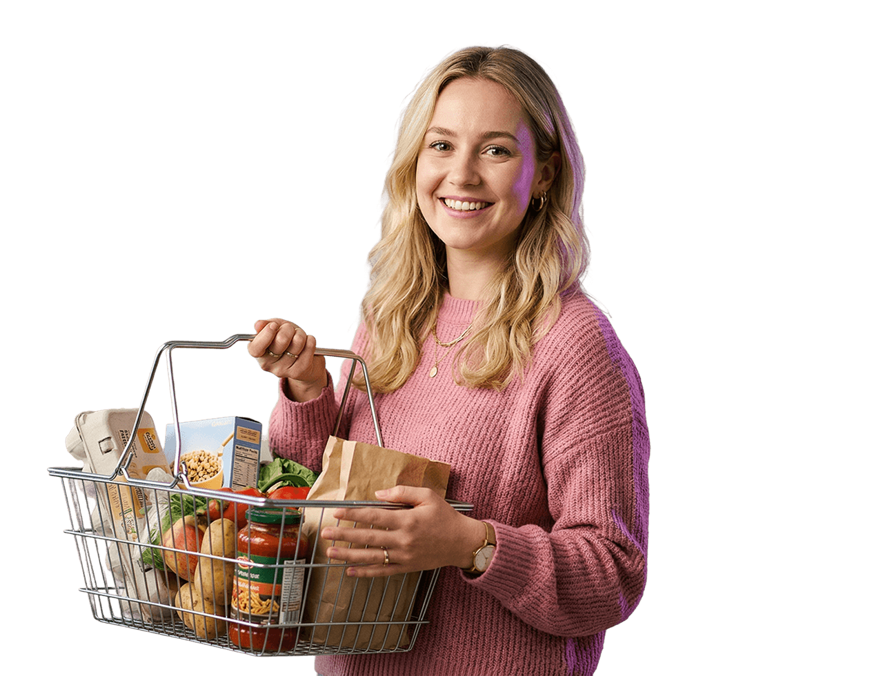 Fiatal nő tele bevásárlókosárral a kezében.