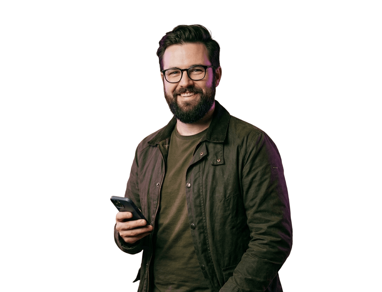 Fiatal szemüveges férfi mobiltelefonnal a kezében mosolyog.