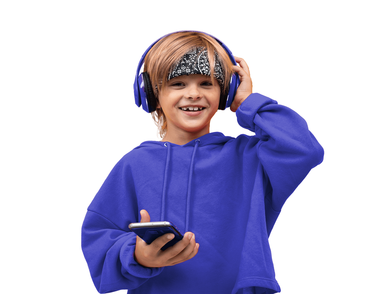 Mosolygós fiú mobiltelefonnal és fülhallgatóval.