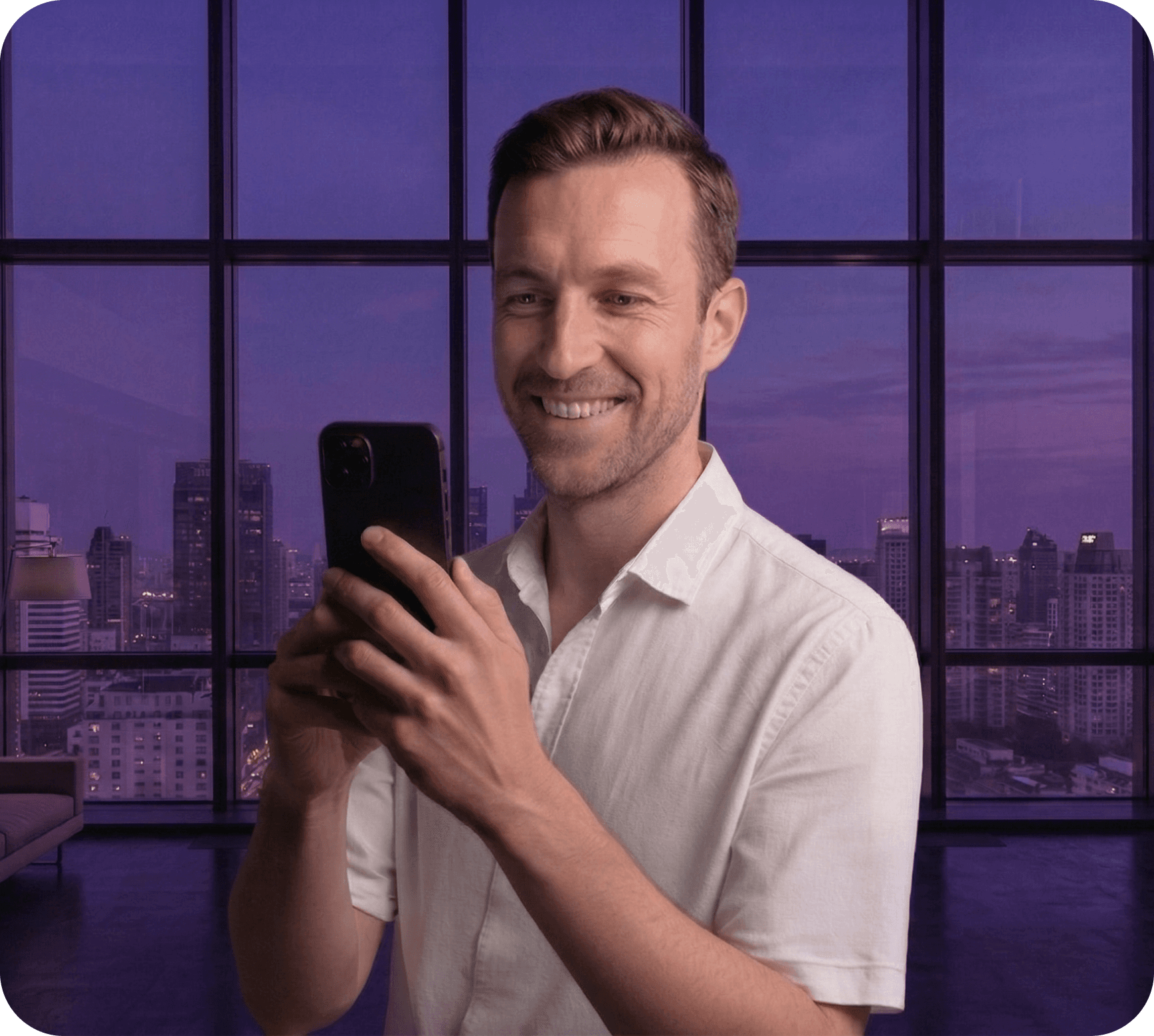 Nő telefont tart a kezében.