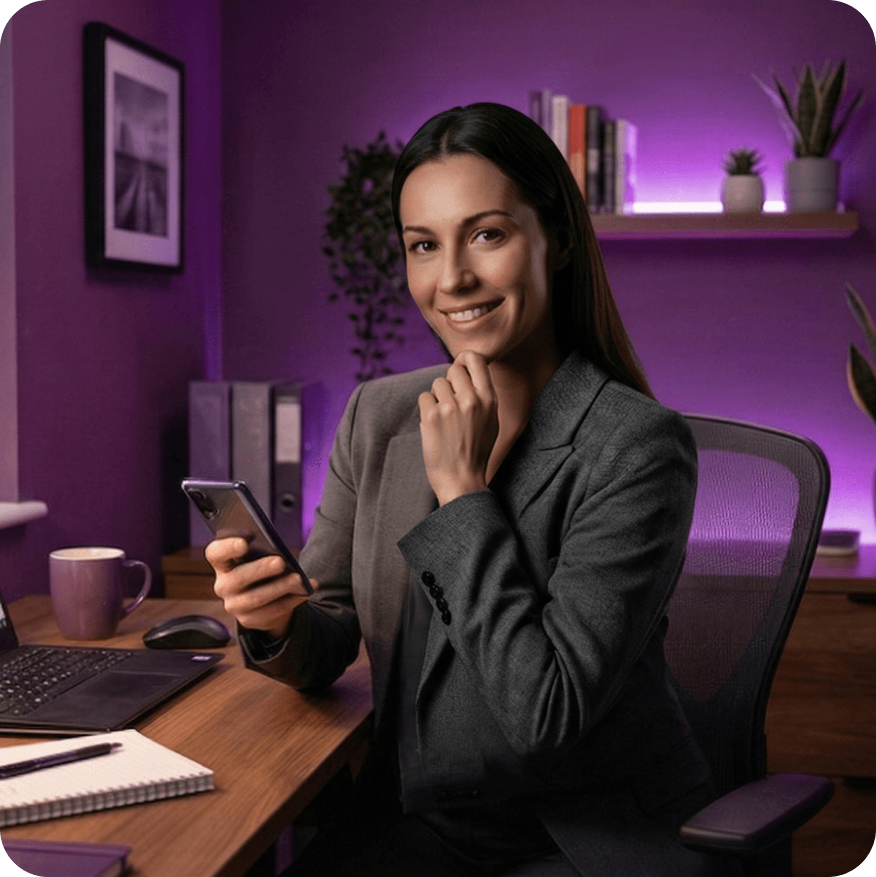 Nő mobiltelefonnal az irodában.